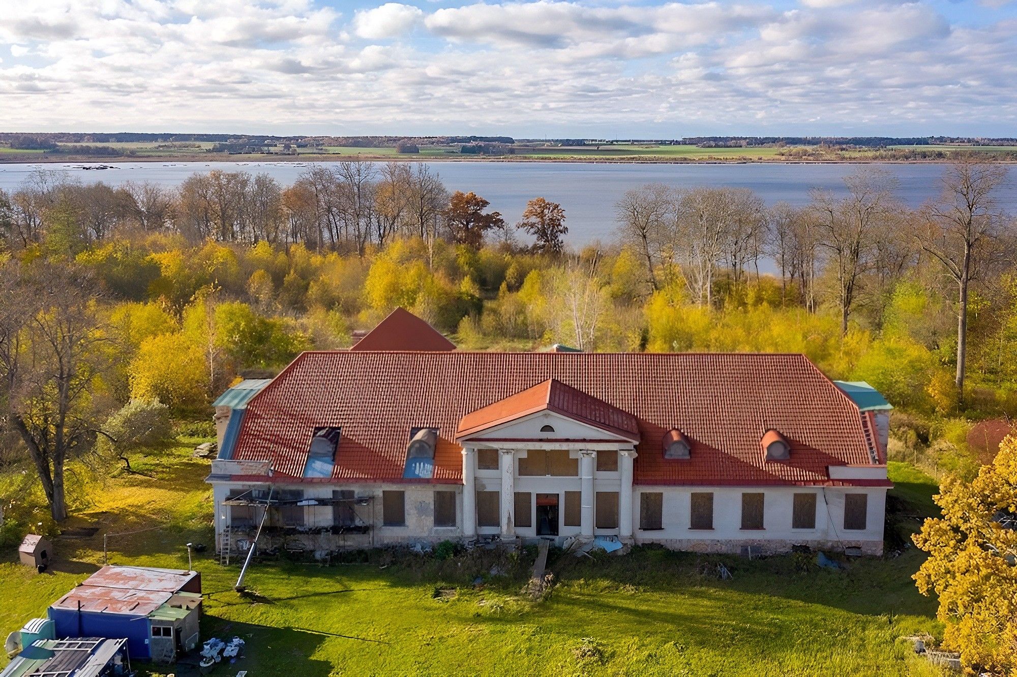 Photos Līgutu - Manoir au bord d'un lac en Lettonie