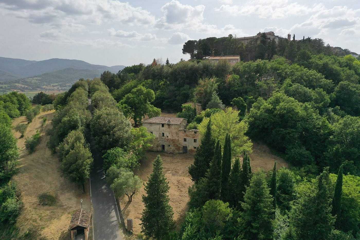 Photos La Piaggia - Grande maison de campagne à rénover en Ombrie