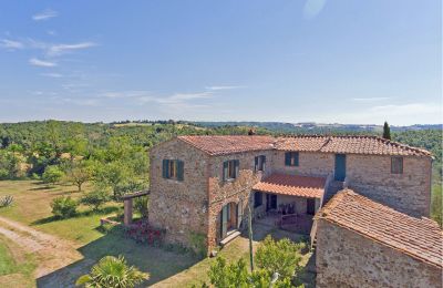 Ferme à vendre Asciano, Toscane, RIF 2982 Blick auf Rustico und Innenhof