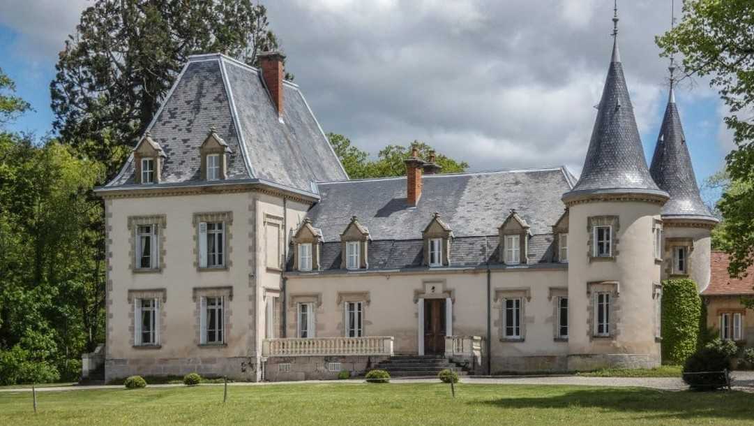 Photos Château en Bourgogne avec écuries et parc