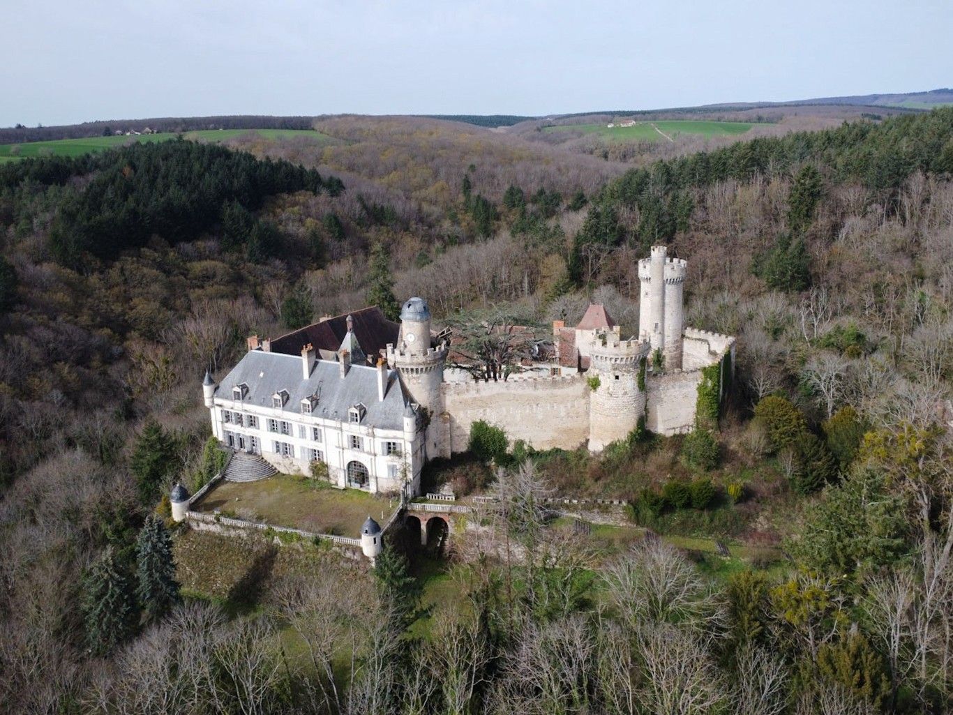 Photos Château de Veauce, au nord de Clermont Ferrand - Situation de rêve, Monument en danger