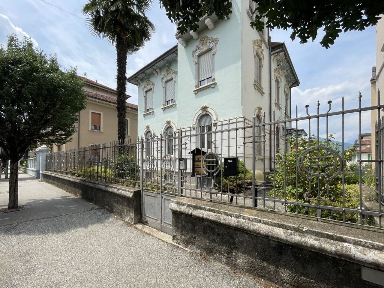 Photos Appartement de trois pièces dans une villa Art Nouveau à Luino