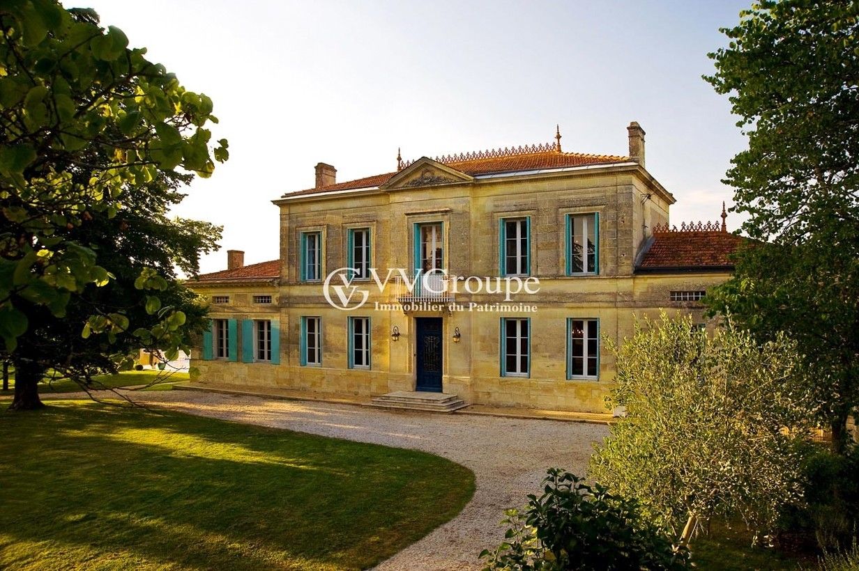 Photos  Domaine viticole de 26 hectares avec un château bordelais, ses chais côte de Bourg