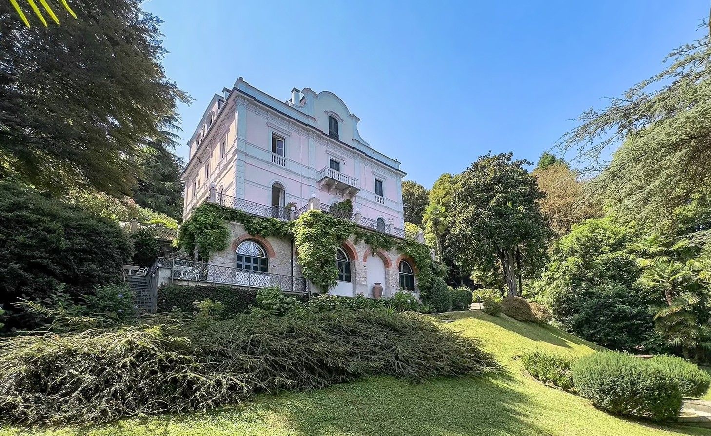 Photos Appartement dans la Villa Amalia à Stresa - Vue sur le lac et plage privée