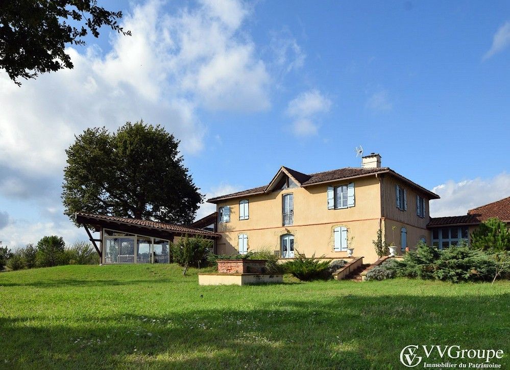 Photos Maison de maître du 19ème de 552 m2, une piscine intérieure chauffée sur 2,2 hectares