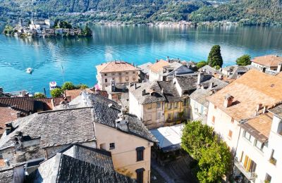 Propriétés, Manoir médiéval sur le lac d'Orta