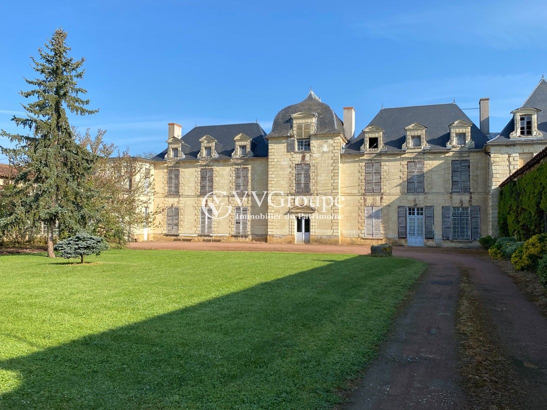 Photos Château du 17ème siècle à rénover, 741 m² sur 26 hectares avec dépendances de 450 m²