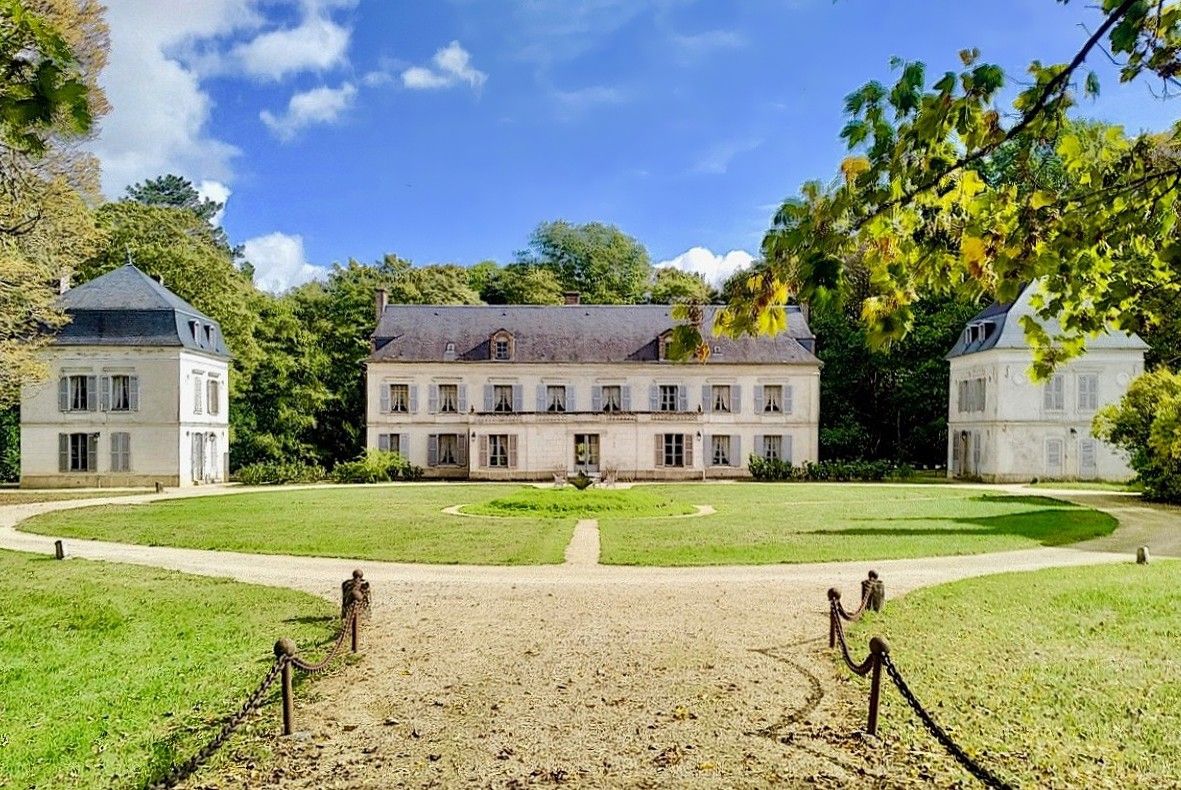 Photos Superbe château dans l'Yonne, à 150 km au sud de Paris