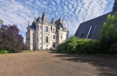 Propriétés, Château napoléonien près du Mans