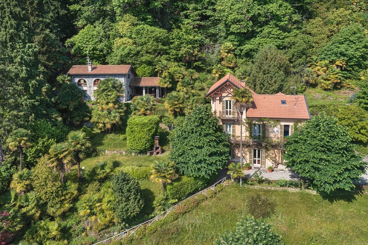 Photos Prestigieuse propriété composée d'une villa et d'une annexe en face du lac Majeur