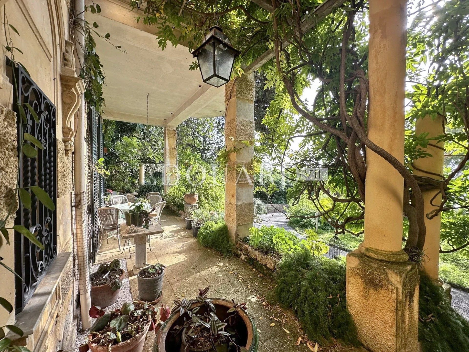 Photos En exclusivité vaste quatre pièces avec terrasse couverte, spectaculaire jardin, belle vue mer et pa