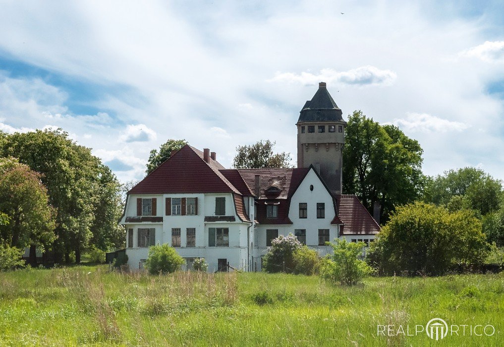 Gutshaus mit Wasserturm in Zehna, Landkreis Rostock, Zehna