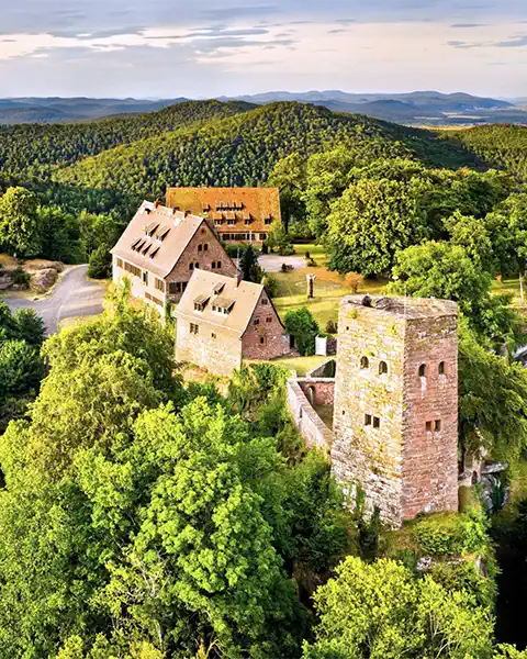 Châteaux médiévaux à vendre en France et en Europe