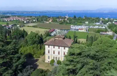 Offres immobilières pour des villas historiques au bord du lac en Italie du Nord